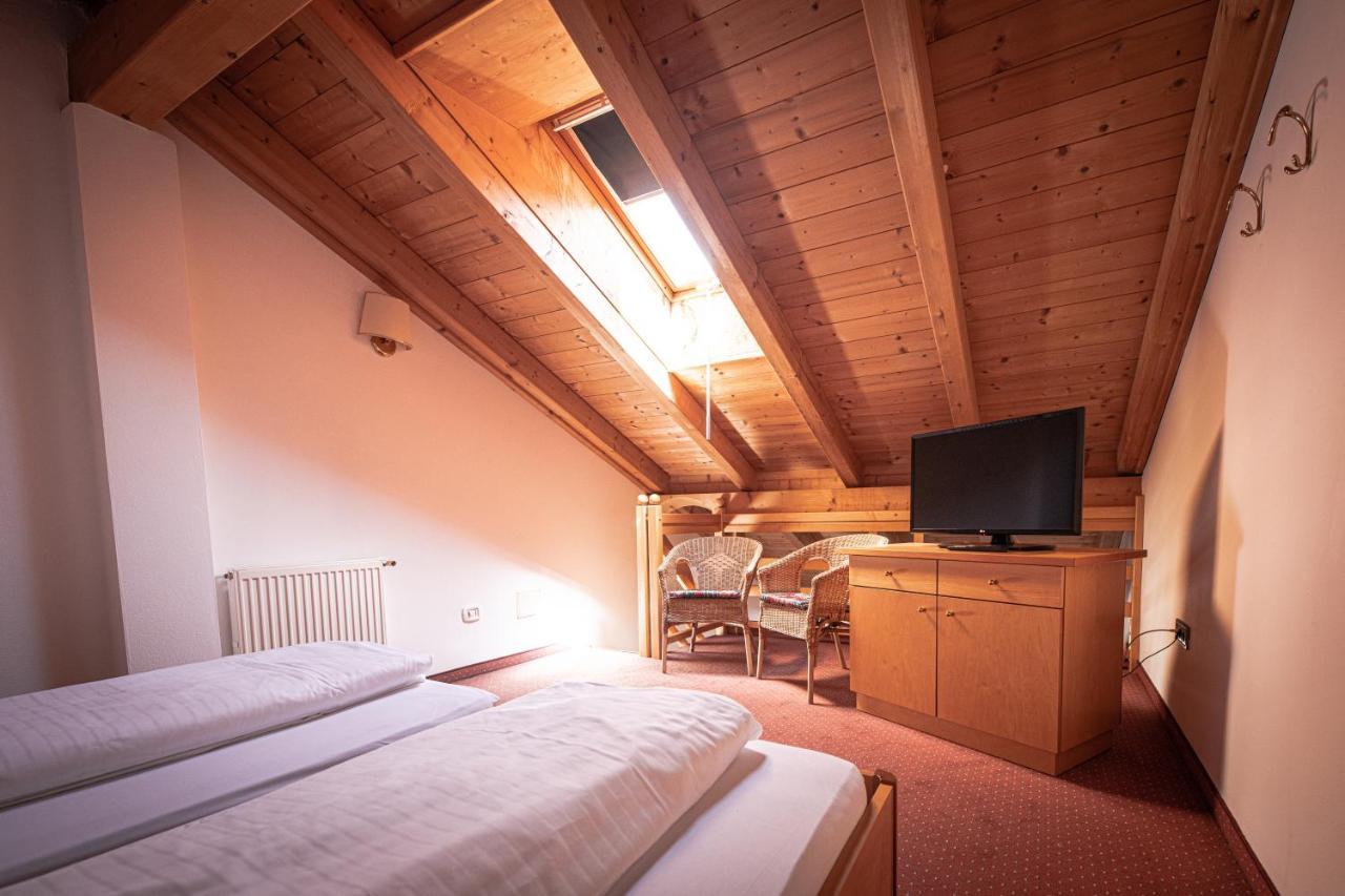 Hotel Gissbach Brunico Bagian luar foto